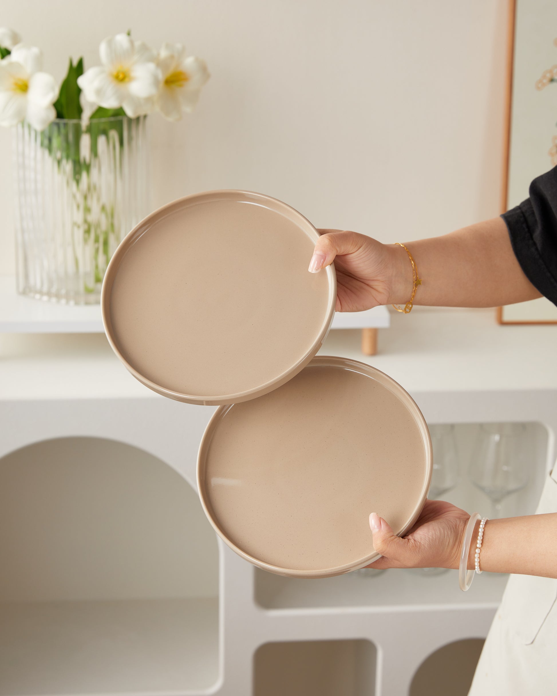 Juego de 4 Platos de Cerámica Nórdica 8.5" Esmaltados Beige Suave Resistente al Rayado para Comidas Familiares y Cenas Elegancia y Calidez en Cada Comida