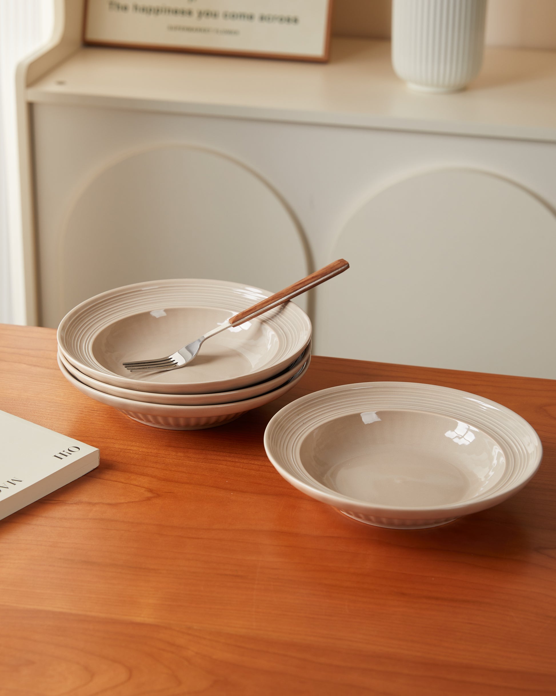 Platos de Sopa 8" en Set de 4 Piezas Cerámica Premium Diseño Clásico con Relieve Color Beige/Marron/Ideal para Mesas con Estilo Material Elegante y Suave