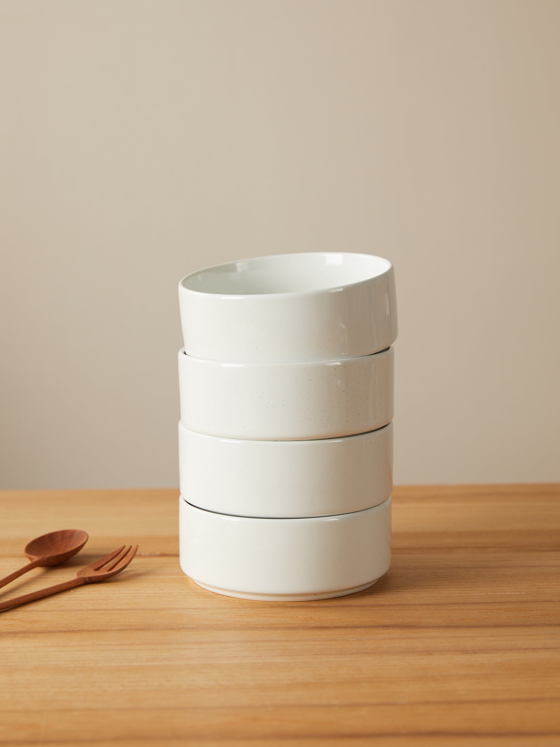 Tazón de Cerámica Gris/Blanco 5.5" en Set de 4 Piezas Versión Básica Diseño Minimalista y Elegante Hecho a Alta Temperatura Fuerte pero Delicado Acabado Suave y Brillante 14 cm Diámetro