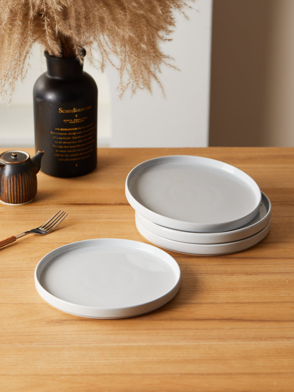 Juegos de 4 Platos de Cerámica 8.5/10pulgadas Flat Plate Glossy Gris Claro en Set de 4 Piezas Estilo Nórdico Minimalista Textura Lisa y Líneas Limpias para Elegancia en Tu Mesa