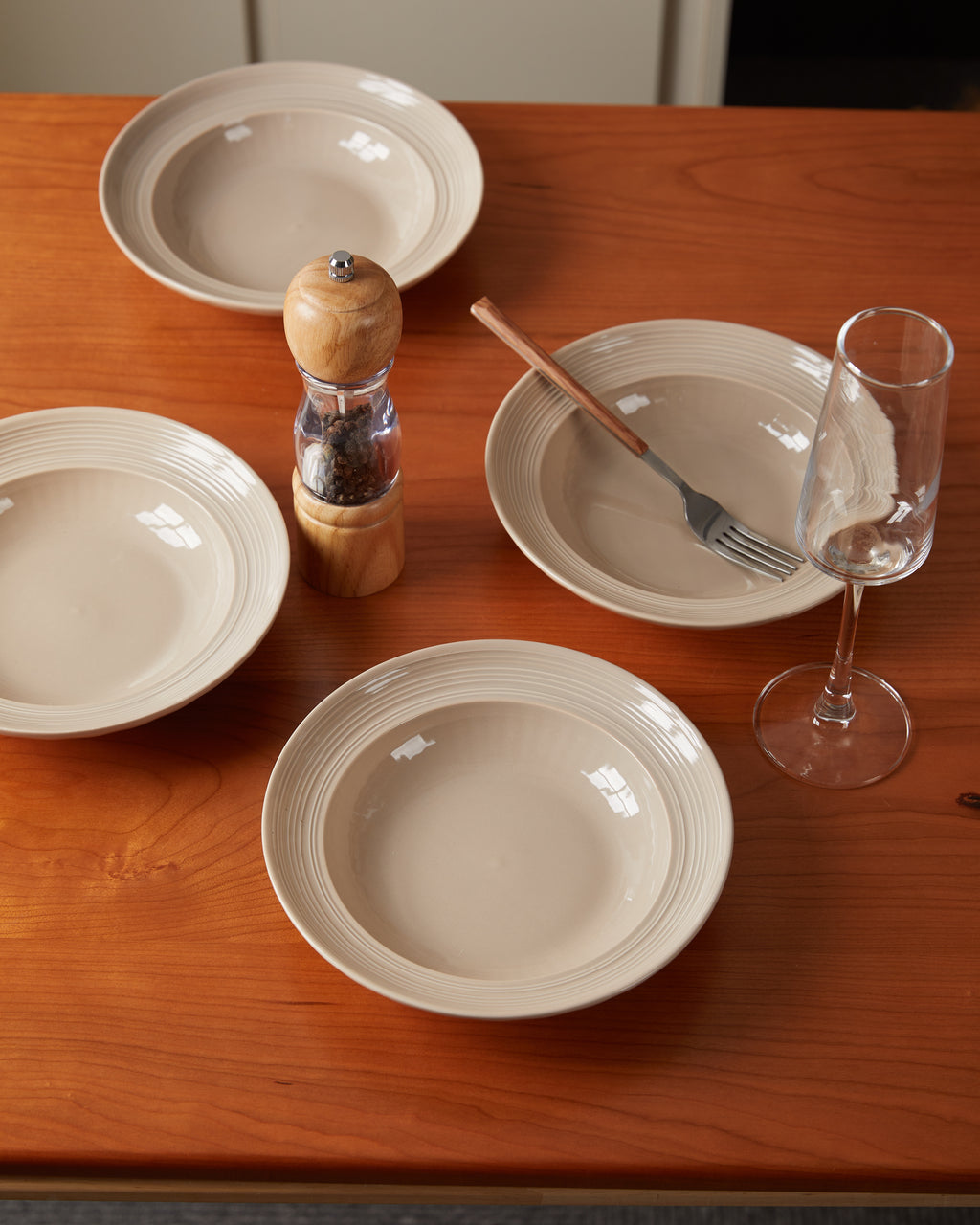 Platos de Sopa 8" en Set de 4 Piezas Cerámica Premium Diseño Clásico con Relieve Color Beige/Marron/Ideal para Mesas con Estilo Material Elegante y Suave