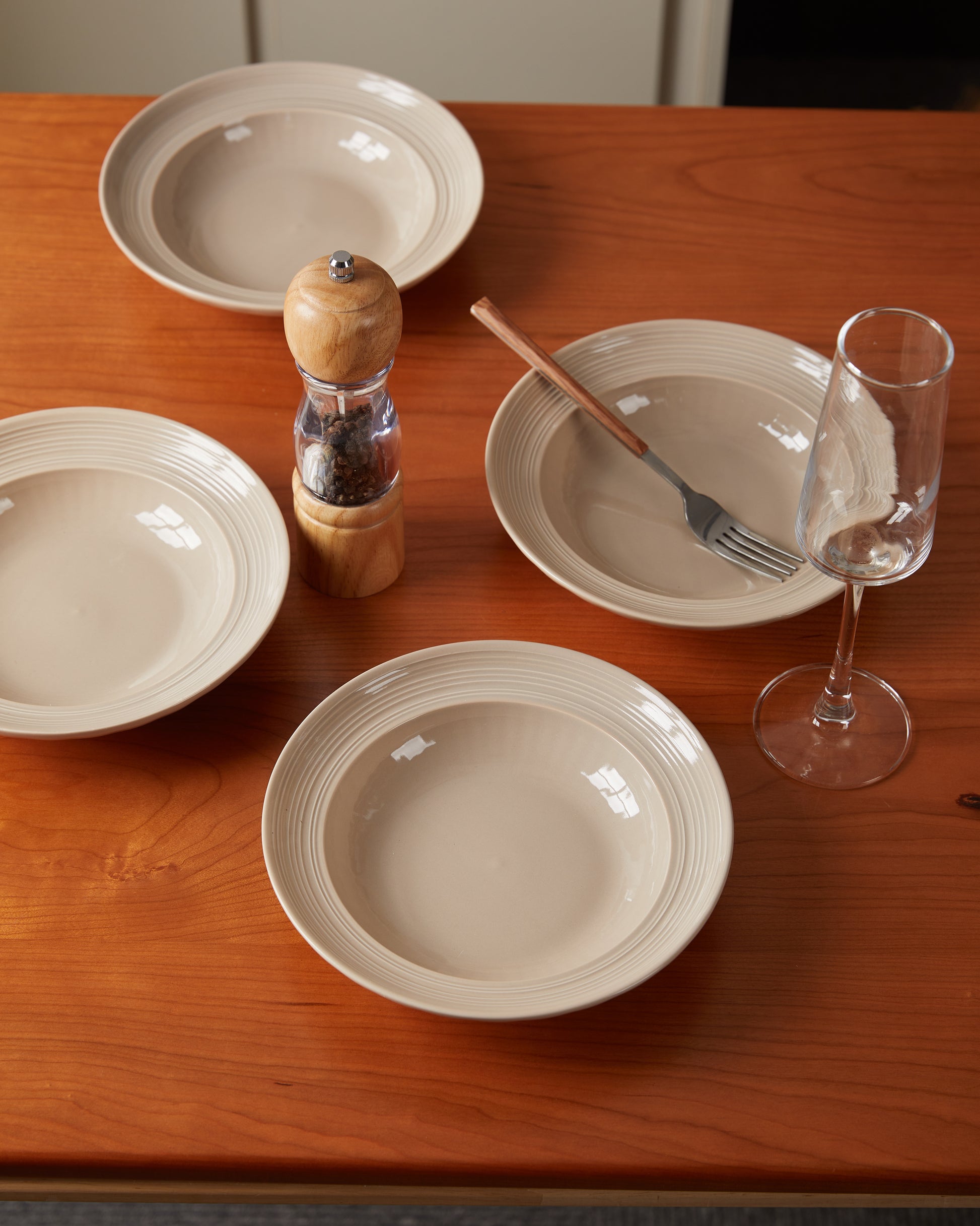 Platos de Sopa 8" en Set de 4 Piezas Cerámica Premium Diseño Clásico con Relieve Color Beige/Marron/Ideal para Mesas con Estilo Material Elegante y Suave