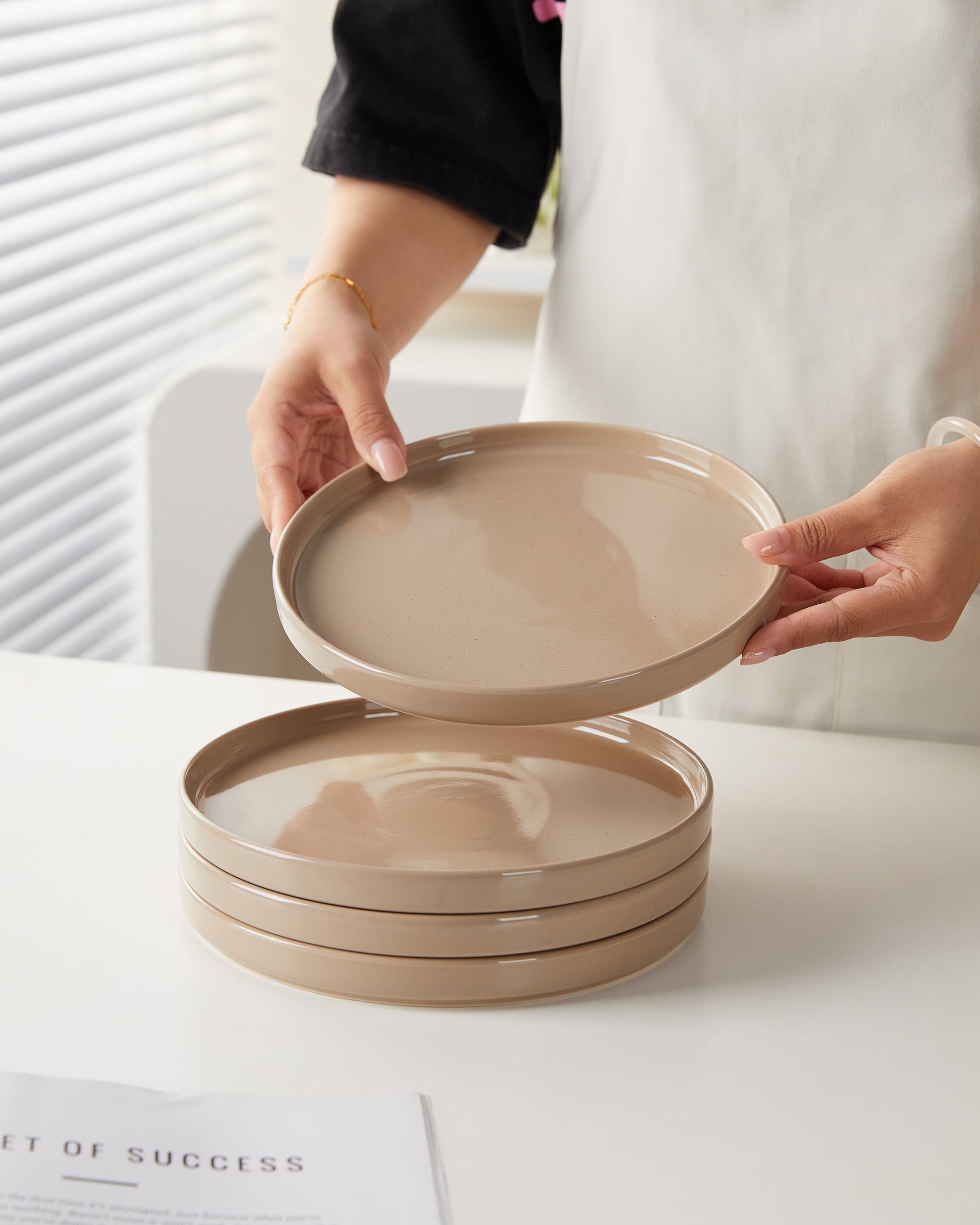 Juego de 4 Platos de Cerámica Nórdica 8.5" Esmaltados Beige Suave Resistente al Rayado para Comidas Familiares y Cenas Elegancia y Calidez en Cada Comida