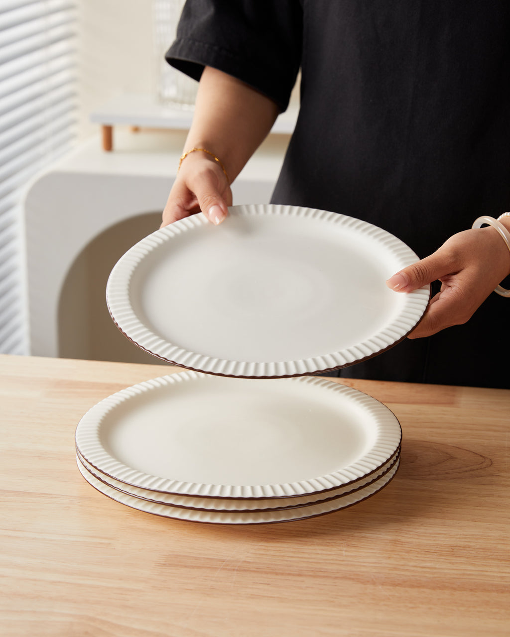 4 Platos de Cerámica de 8.5/10 Pulgadas Elegante Diseño Redondo Minimalista con Bordes Acanalados para Platos Principales Ensaladas y Postres 25,4 cm