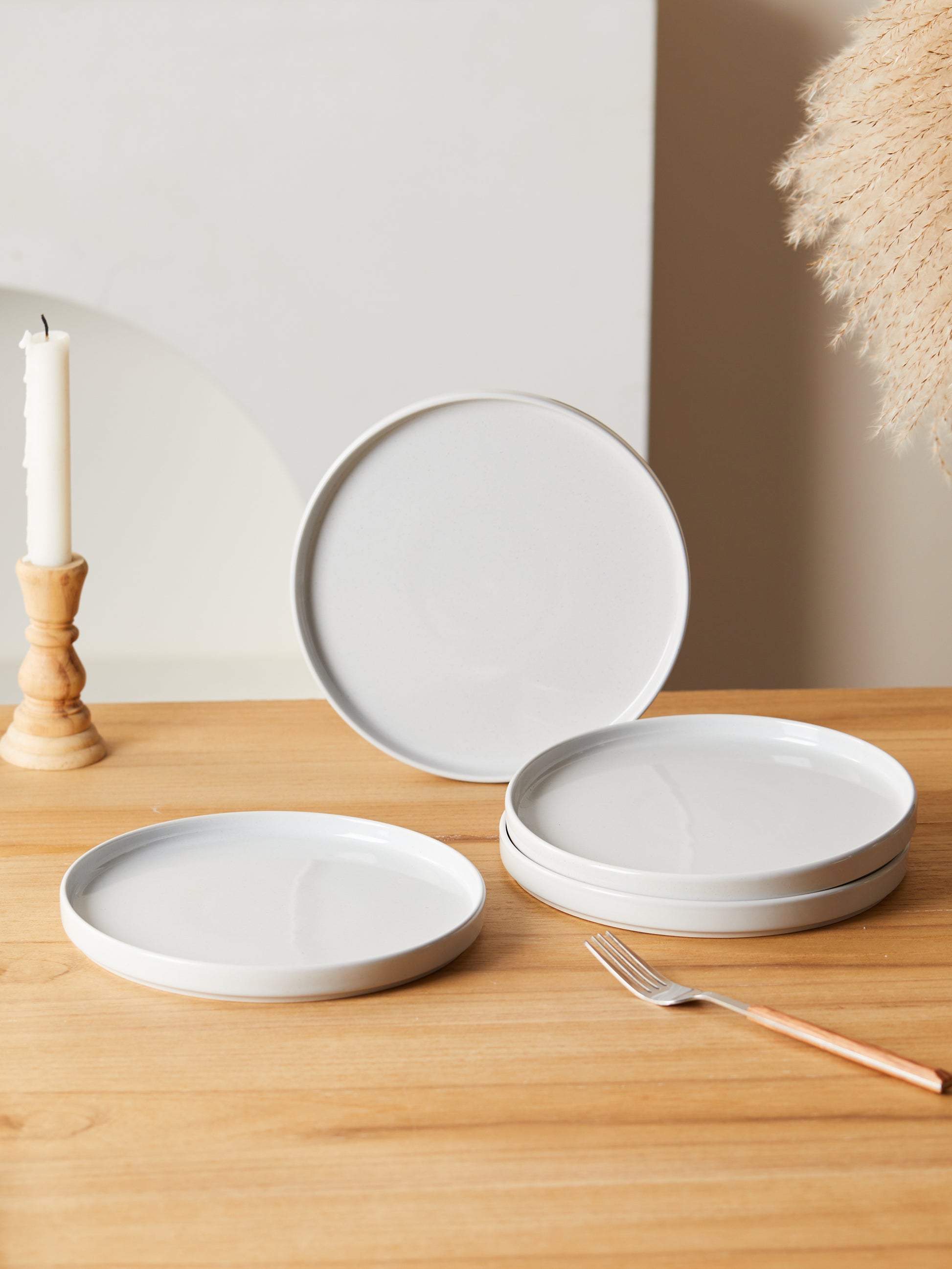 Juegos de 4 Platos de Cerámica 8.5/10pulgadas Flat Plate Glossy Gris Claro en Set de 4 Piezas Estilo Nórdico Minimalista Textura Lisa y Líneas Limpias para Elegancia en Tu Mesa