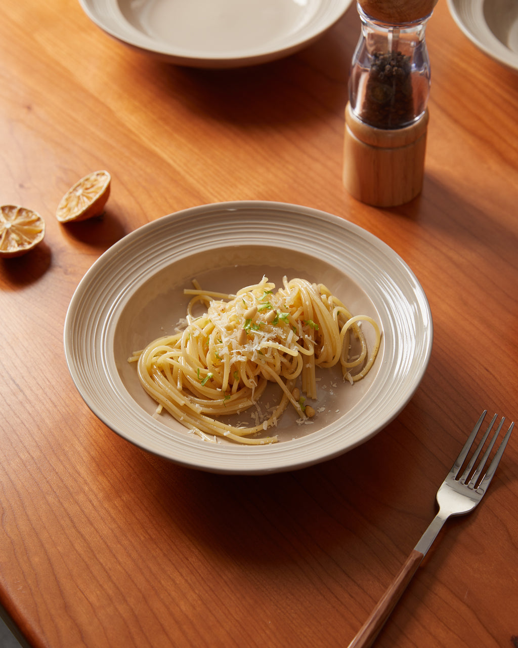 Platos de Sopa 8" en Set de 4 Piezas Cerámica Premium Diseño Clásico con Relieve Color Beige/Marron/Ideal para Mesas con Estilo Material Elegante y Suave