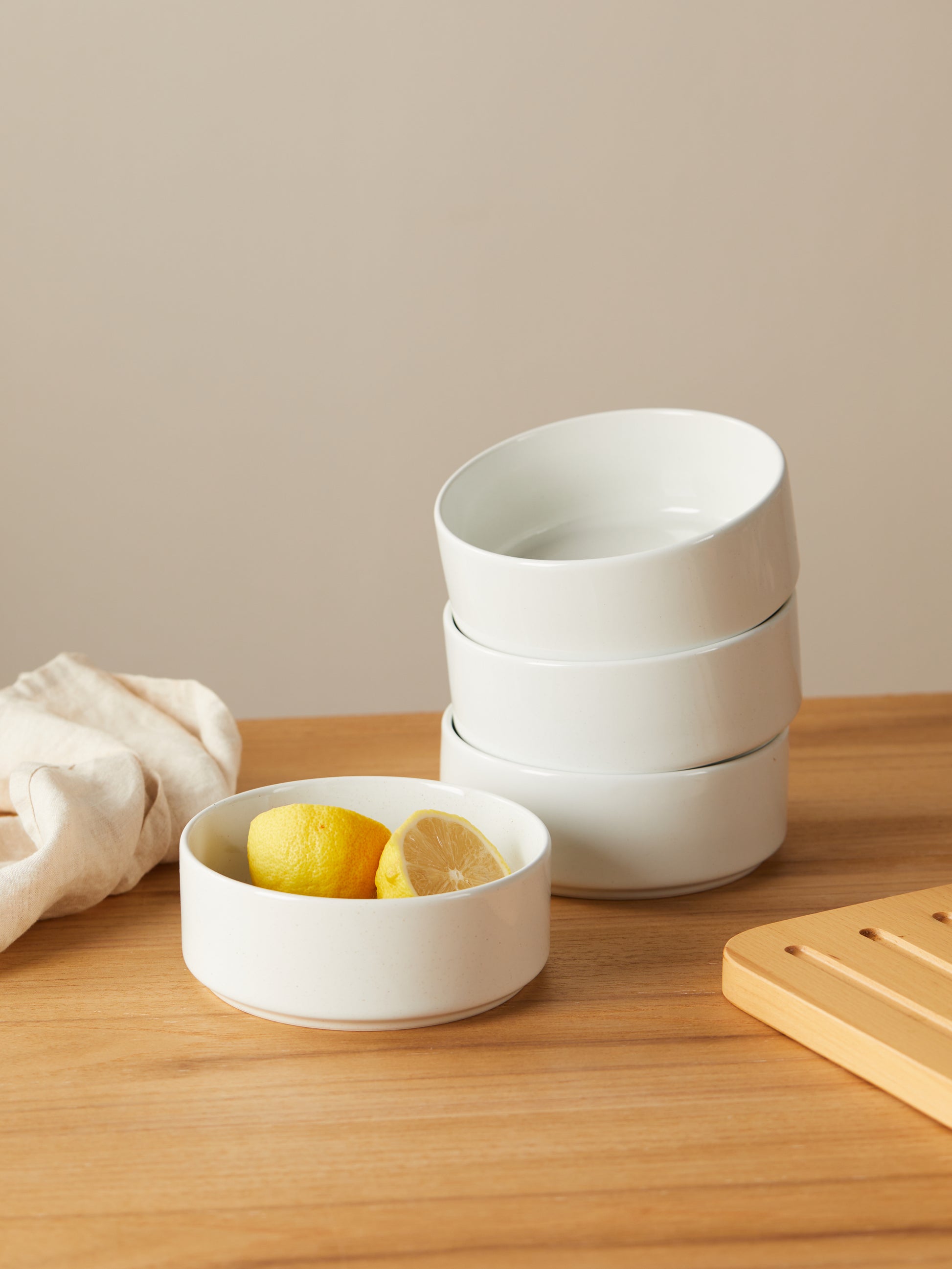 Tazón de Cerámica Gris/Blanco 5.5" en Set de 4 Piezas Versión Básica Diseño Minimalista y Elegante Hecho a Alta Temperatura Fuerte pero Delicado Acabado Suave y Brillante 14 cm Diámetro