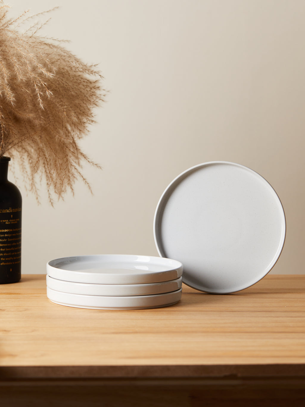 Juegos de 4 Platos de Cerámica 8.5/10pulgadas Flat Plate Glossy Gris Claro en Set de 4 Piezas Estilo Nórdico Minimalista Textura Lisa y Líneas Limpias para Elegancia en Tu Mesa