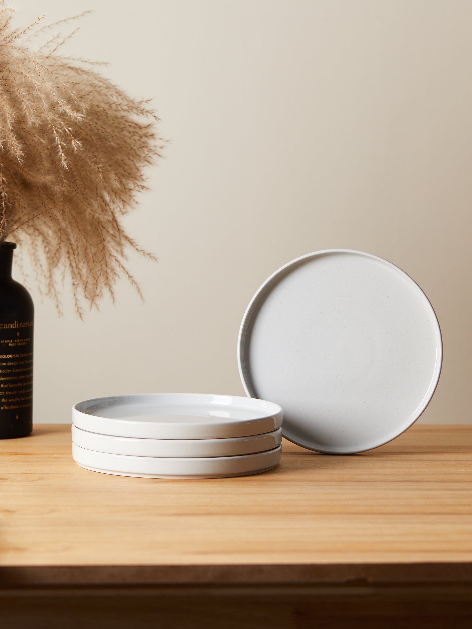 Juegos de 4 Platos de Cerámica 8.5/10pulgadas Flat Plate Glossy Gris Claro en Set de 4 Piezas Estilo Nórdico Minimalista Textura Lisa y Líneas Limpias para Elegancia en Tu Mesa