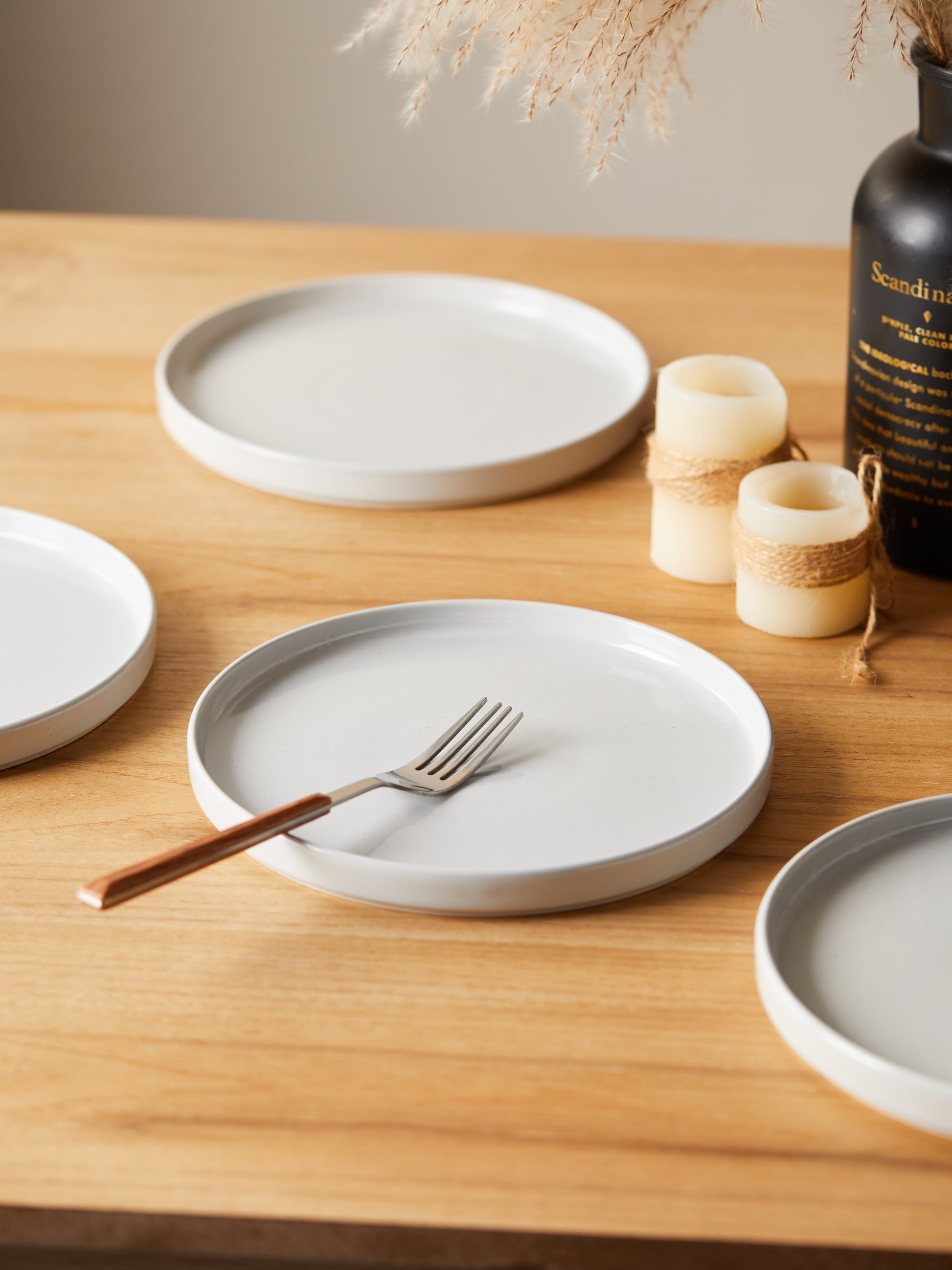 Juego de 4 Platos de Cerámica Nórdica 8.5" Esmaltados Beige Suave Resistente al Rayado para Comidas Familiares y Cenas Elegancia y Calidez en Cada Comida