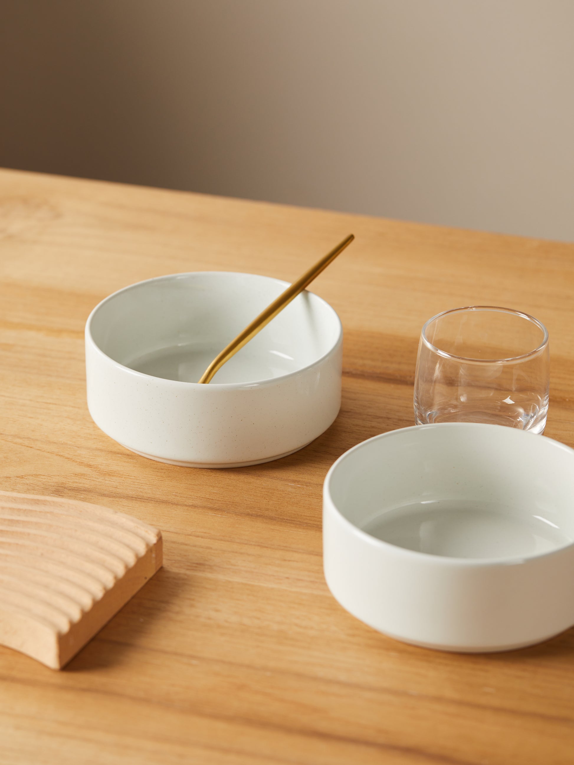 Tazón de Cerámica Gris/Blanco 5.5" en Set de 4 Piezas Versión Básica Diseño Minimalista y Elegante Hecho a Alta Temperatura Fuerte pero Delicado Acabado Suave y Brillante 14 cm Diámetro